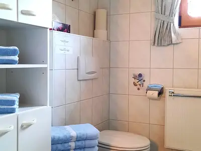 Badezimmer (Dusche und WC)