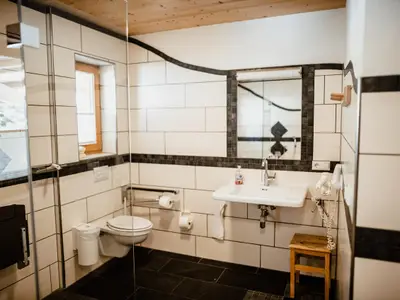Bad mit WC und Dusche