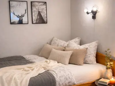 Gemütliches Bett im Schlafzimmer