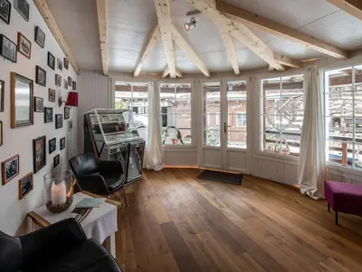 Der Gästeempfang mit Jukebox und Musikergalerie