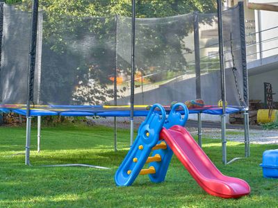 Spielplatz mit Rutsche und Trampolin