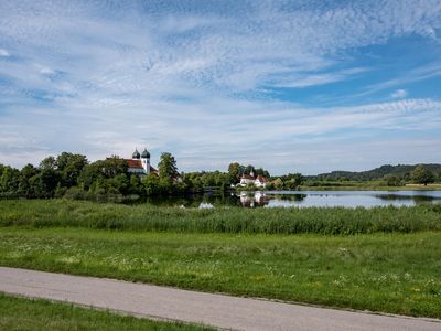 Klostersee und Blick auf das Kloster Seeon