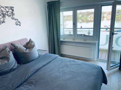 Schlafzimmer mit Seeblick