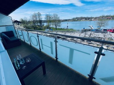 Balkon mit Seeblick und gemütlicher Sitzbank