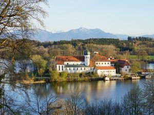 Blick von der Weinbergaussicht auf das Kloster Seeon und die Berge