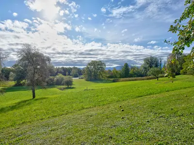 Blick vom Hof auf den Garten und die Alz