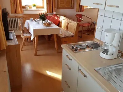 Küchenzeile und Essbereich