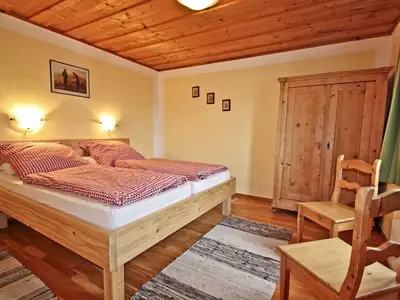 Schlafzimmer mit Doppelbett