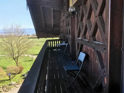 Balkon mit Ausblick auf den See und die Berge