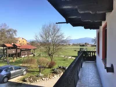 Balkon mit Aussicht auf die Chiemgauer Berge