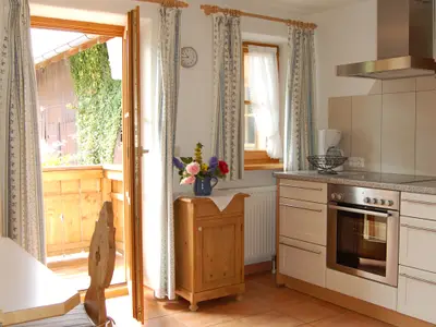 Küche mit Sicht auf den Balkon