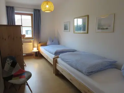Schlafzimmer mit zwei Einzelbetten