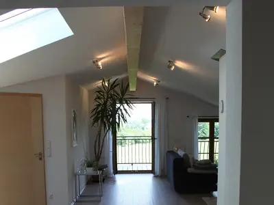 Großzügiger Wohnraum mit Zugang zum Balkon
