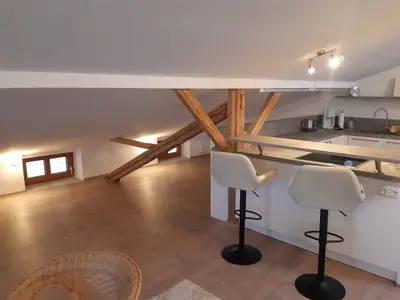 Moderne Küchentheke , eingebaut in alten Bestand