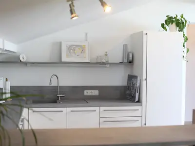 Modern und vollständig eingerichtete Küche