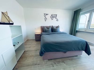 Gemütliches Schlafzimmer mit Boxspringbett