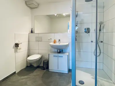 Bad mit großer Dusche und WC