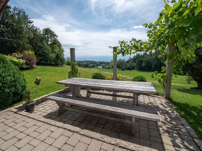 Aussicht auf den Klostersee und die Chiemgauer Berge