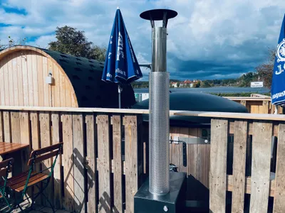 Sauna und beheizbarer Badezuber mit Blick auf das Kloster