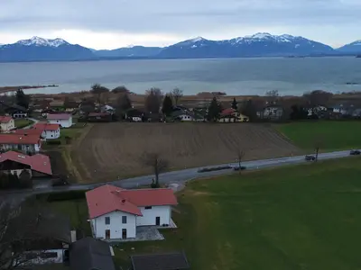 Luftbild mit Blick auf Berge und Chiemsee