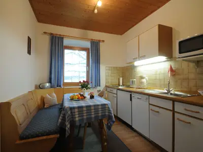 separate Küche und Essbereich