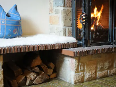 Kamin mit Sitzgelegenheit