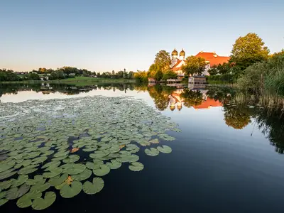 Klostersee mit Blick auf das Kloster Seeon