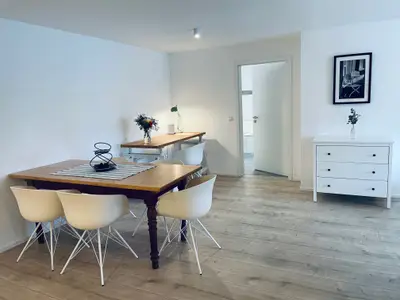 Großer Esstisch und Arbeitsbereich