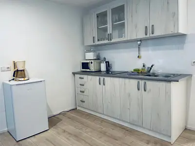 Küchenzeile mit Kaffeemaschine, Toaster und Mikrowelle