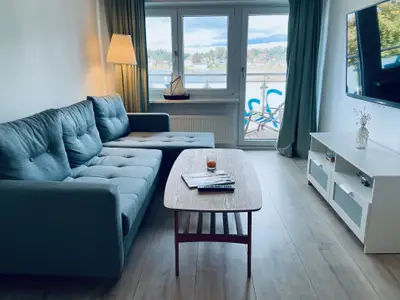 Wohnbereich mit großem Fernseher