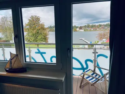 Direkter Seeblick aus dem Wohnzimmer