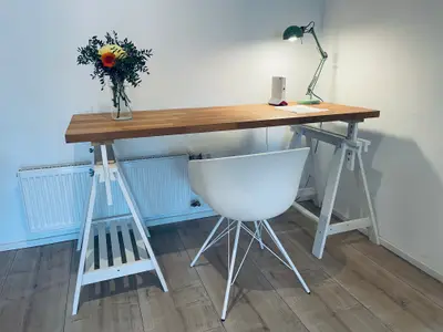 Arbeitsplatz mit eigenem WLAN-& LAN-Router mit Starlink-Internet