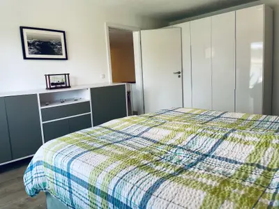 Großes Schlafzimmer mit vielen Schränken