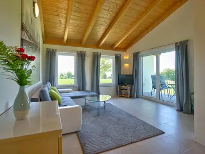 Wochnbereich und Blick auf den Balkon