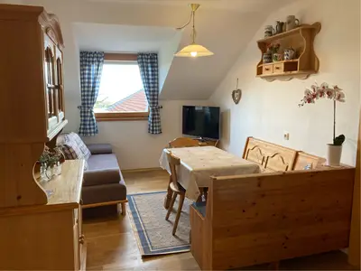 Woh- Essraum mit Blick auf See und Berge