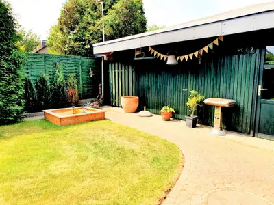 Garten mit Sandkiste