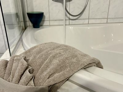 Helles Badezimmer mit Badewanne