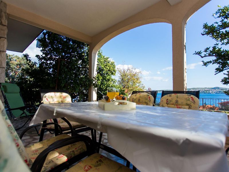 Terrasse. grose bedeckte Terrasse mit Meerblick