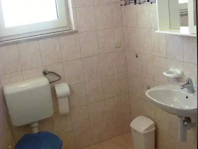 Das Badezimmer ca. 4m2 mit der Dusche.