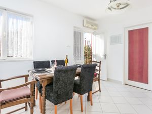 18323615-Ferienwohnung-5-Seget Donji-300x225-5