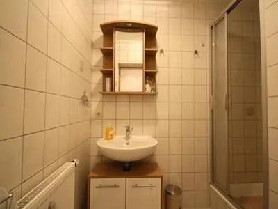 Bad mit Dusche und WC