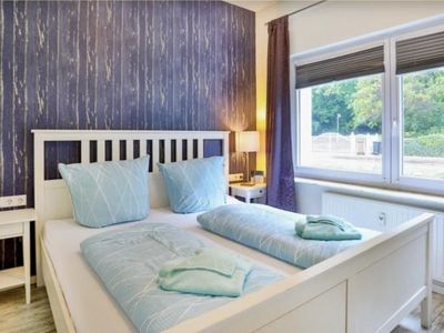 Schlafzimmer 1 mit Doppelbett