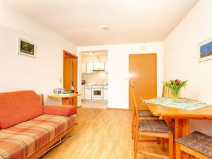 23951698-Ferienwohnung-6-Sellin (Ostseebad)-300x225-3