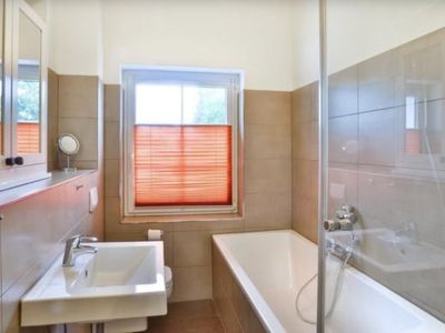 Badezimmer 2 mit Dusche und Badewanne