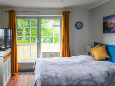 kombiniertes Wohn-Schlafzimmer mit integrierter Küche