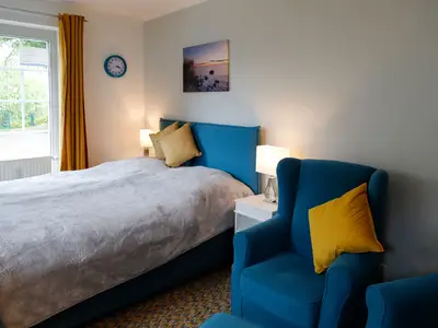kombiniertes Wohn-Schlafzimmer mit integrierter Küche