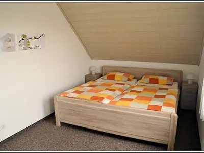 Schlafzimmer mit Doppelbett