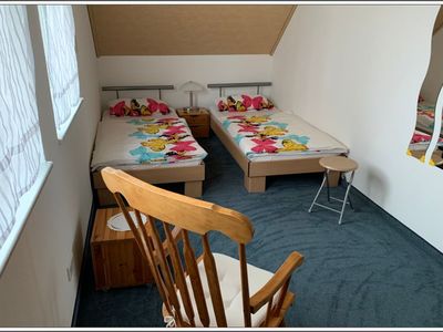 2. Schlafzimmer mit getrennt stehenden Betten