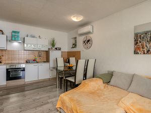 24001662-Ferienwohnung-4-Senj-300x225-2