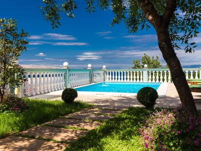PoolOfHouse